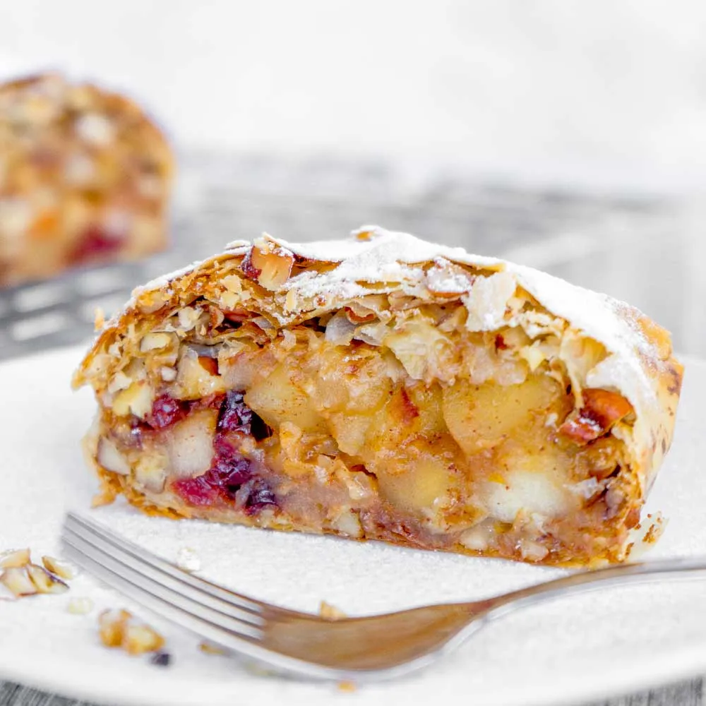 Яблочный штрудель с пеканами и клюквой