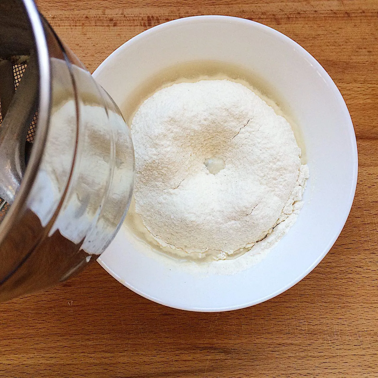 Добавляем муку