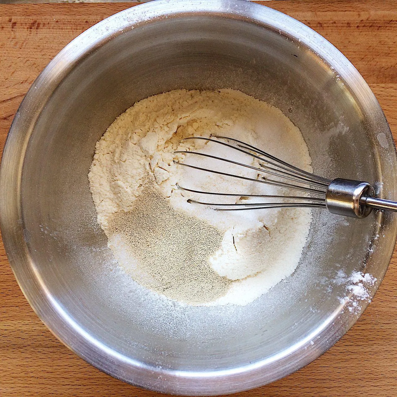 Соединить в миске