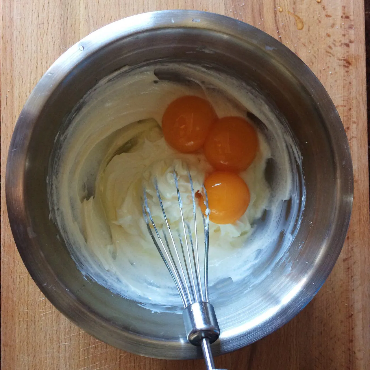 Добавим яйца и лимонный сок