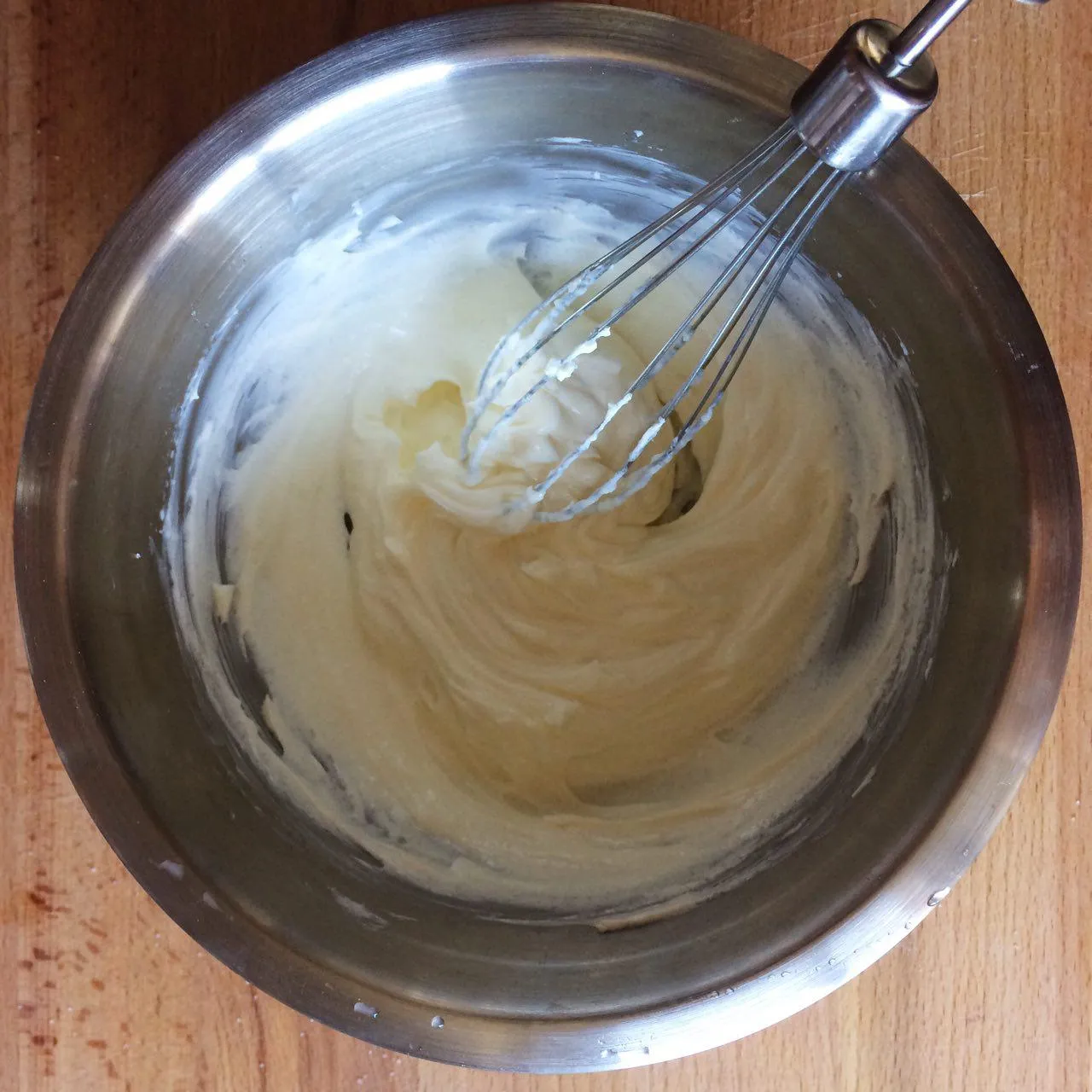 Смешиваем венчиком до однородности