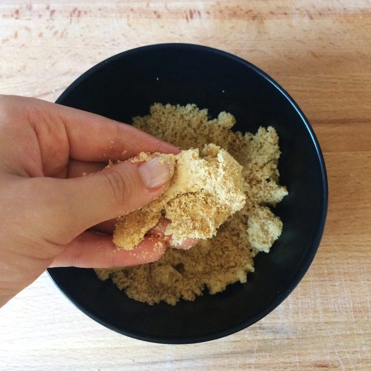 Вручную смешиваем печенье и масло