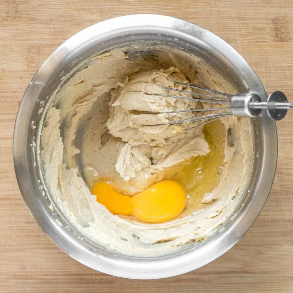 Добавляем яйцо