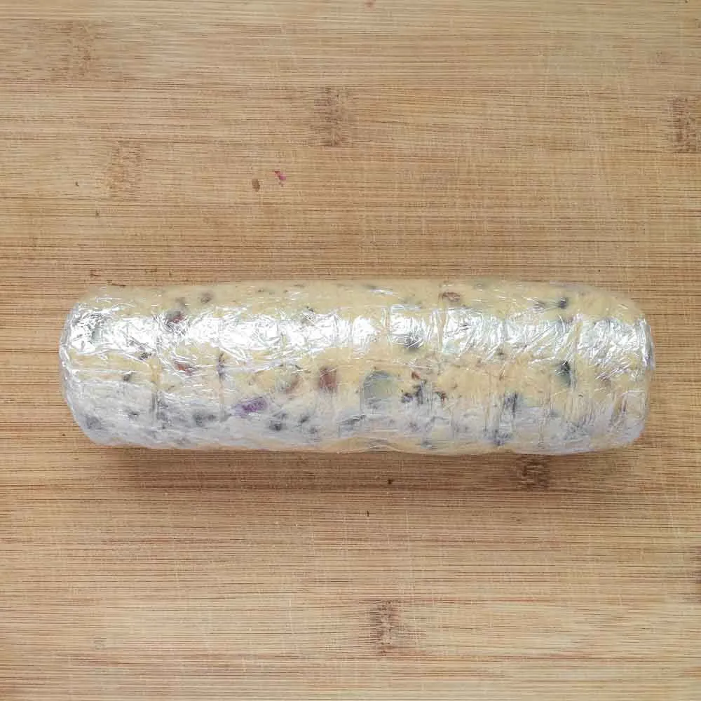 Формируем колбаску из теста