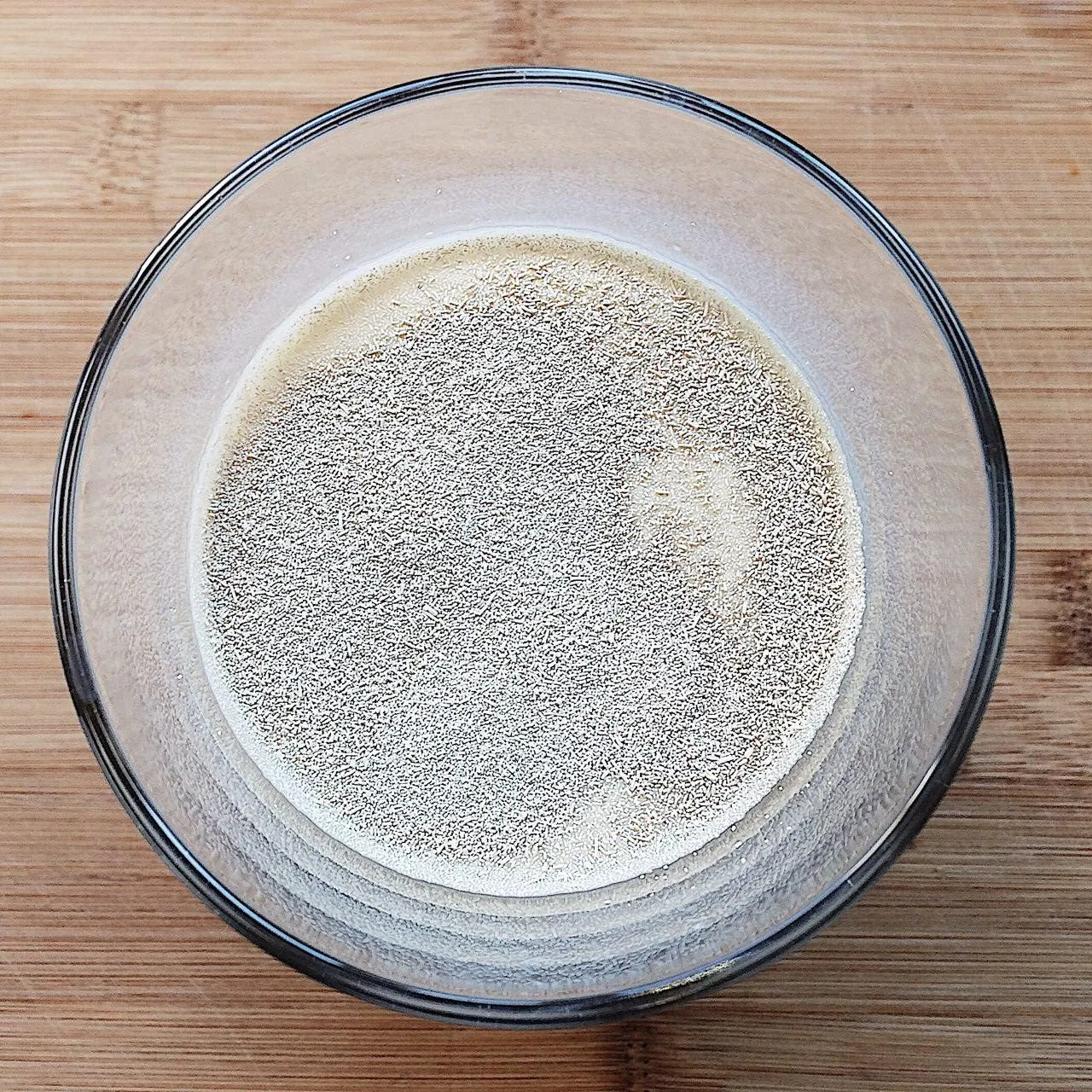 Всыпаем дрожжи в молоко