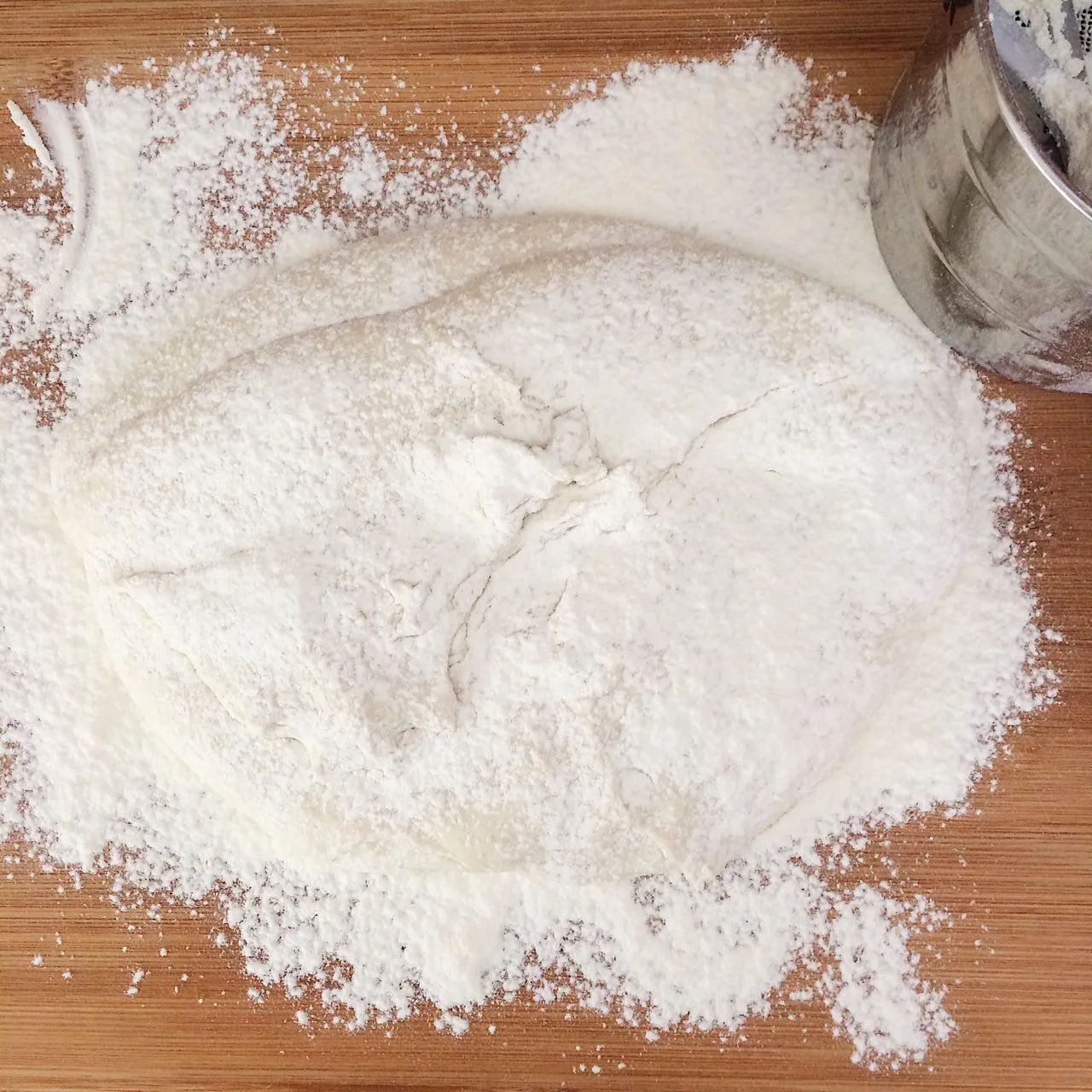 Подпыляем тесто сверху,