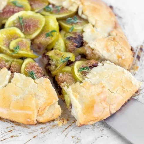 Галета с козьим сыром, карамелизованным луком и инжиром