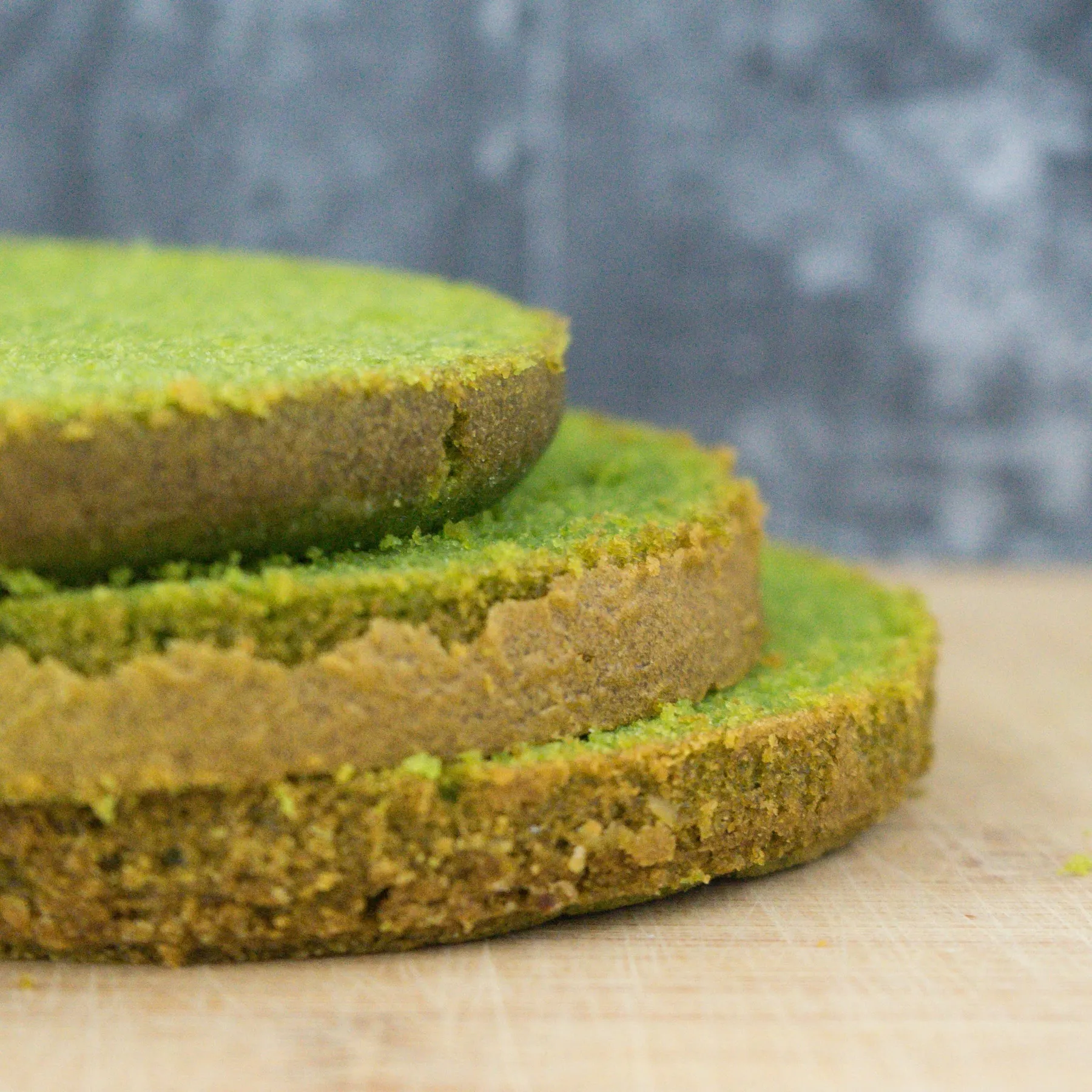 Влажный зеленый бисквит