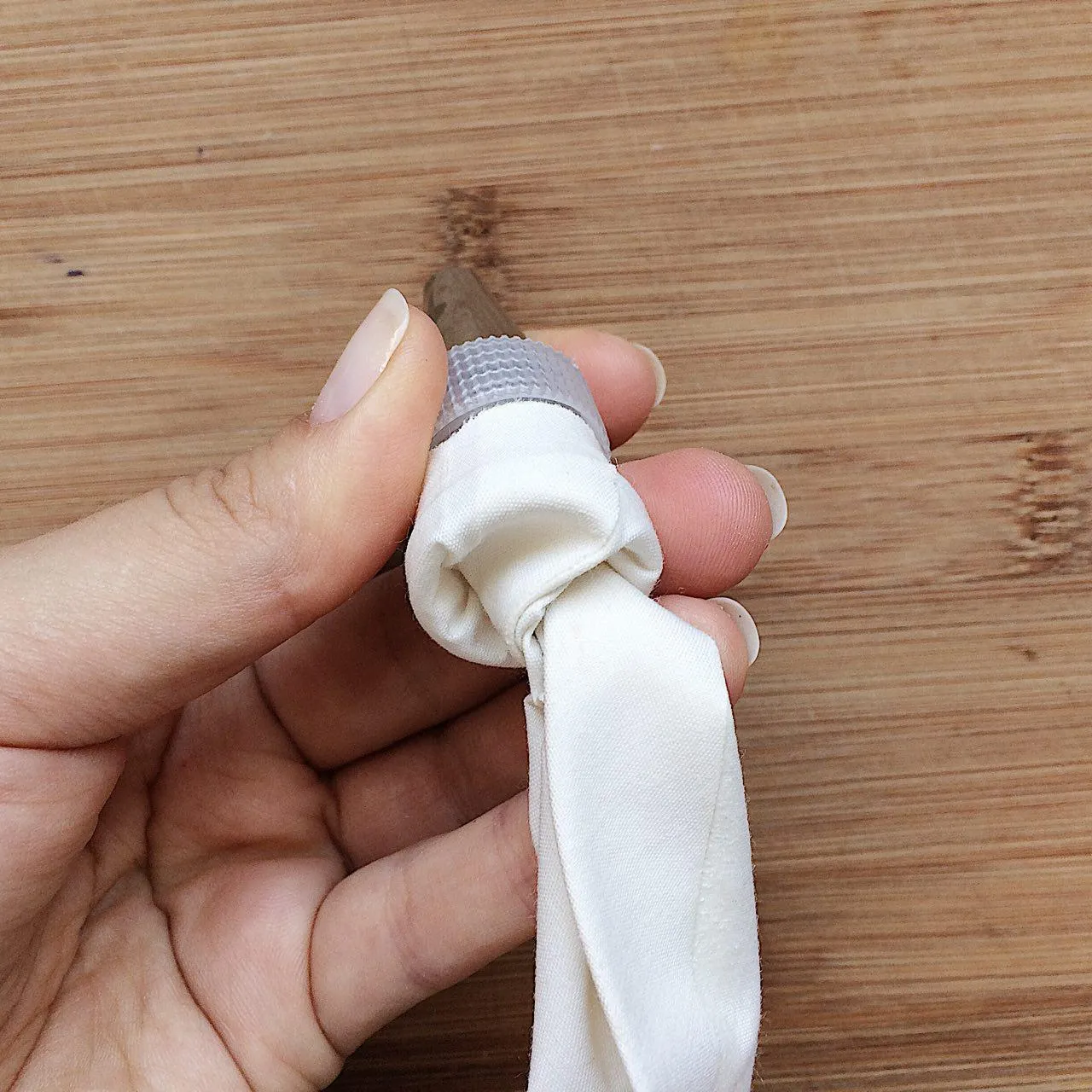 Скручиваем и слегка вдавливаем мешок под наконечником — так тесто не будет вытекать при наполнении. Здесь удобно использовать зажимы.