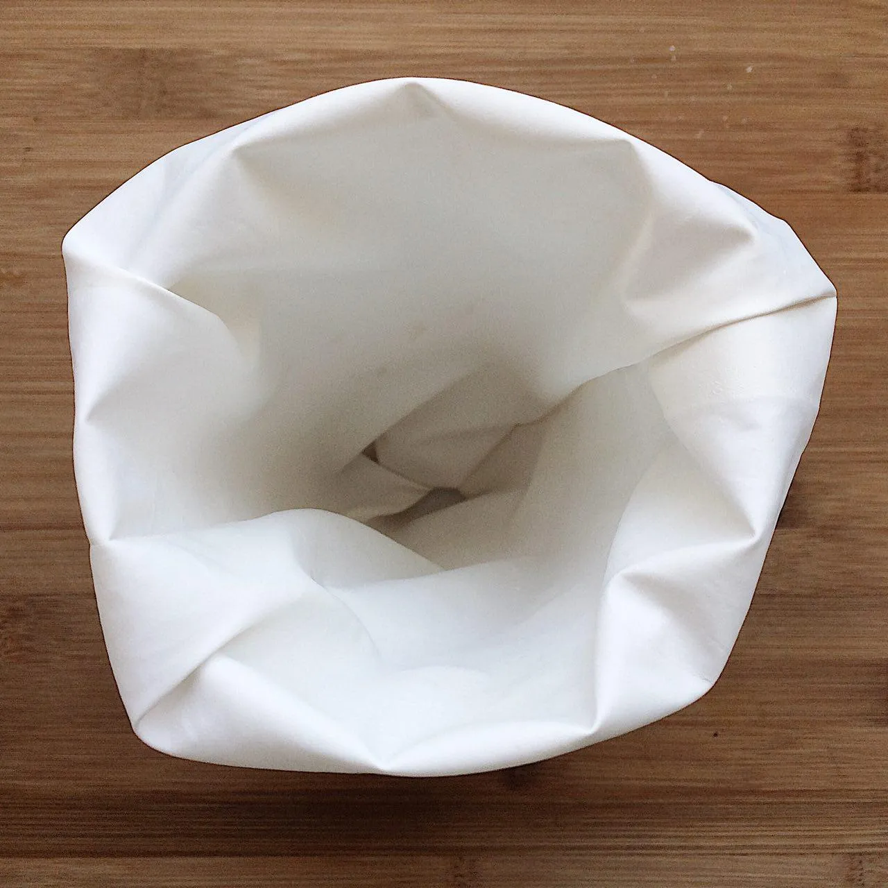 Укладываем мешок в высокий стакан