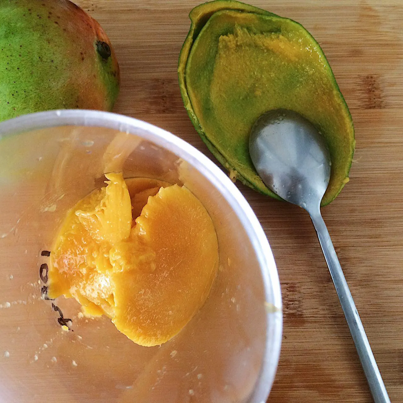 Чистим манго