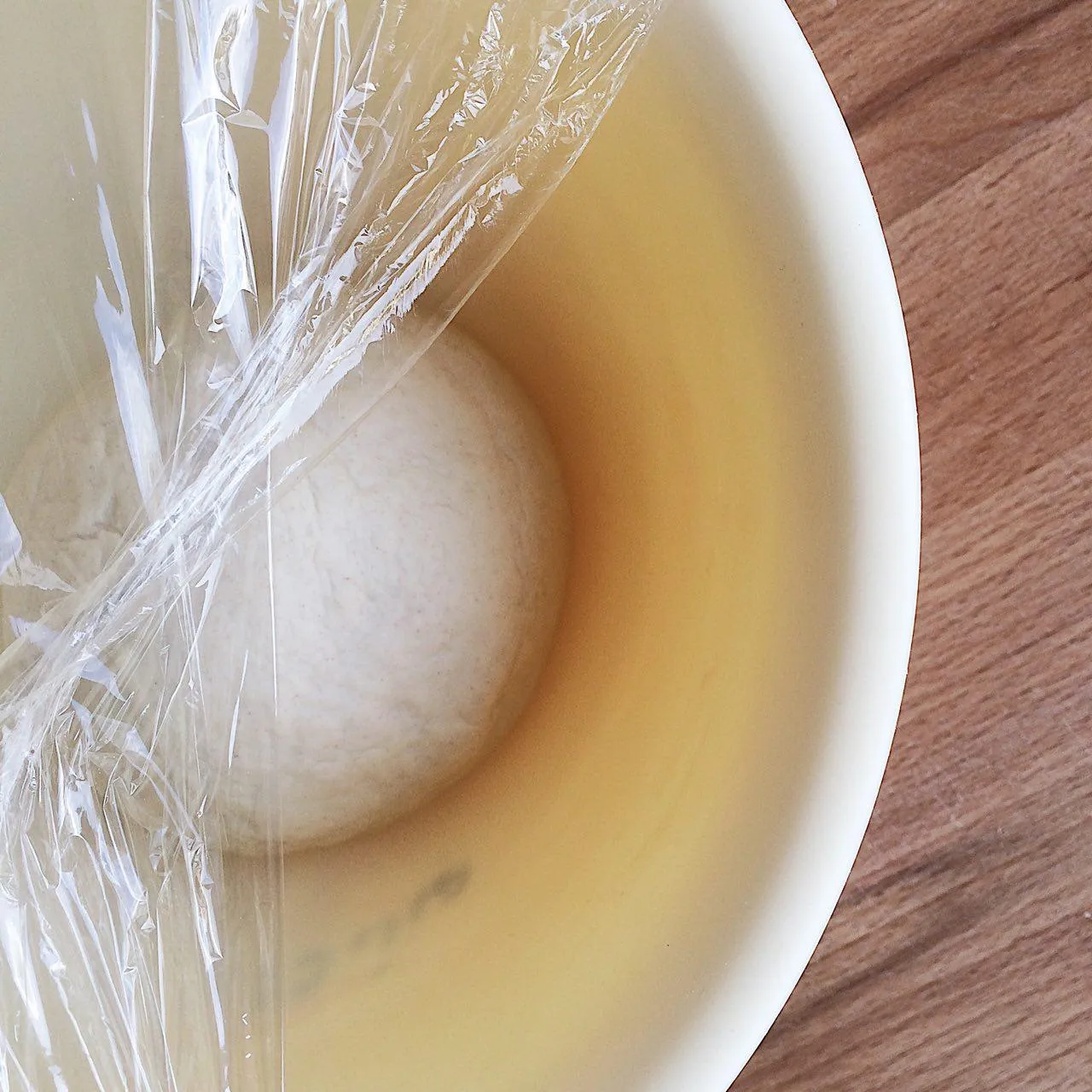 Оставляем в миске, закрываем пленкой