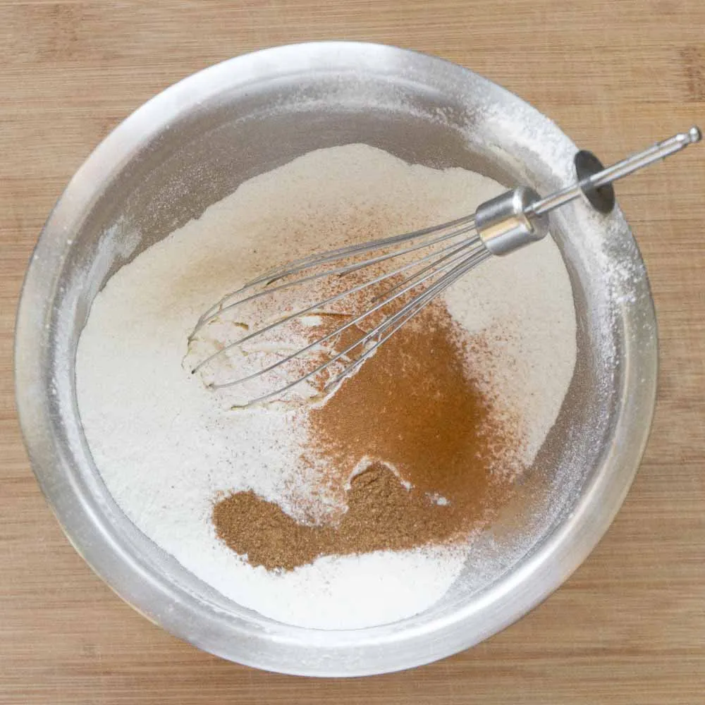 Просеянная мука с пряностями