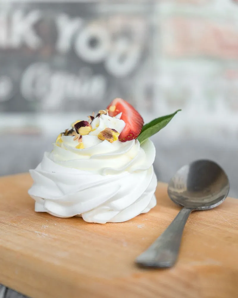 Порционная Павлова с клубникой и ананасом