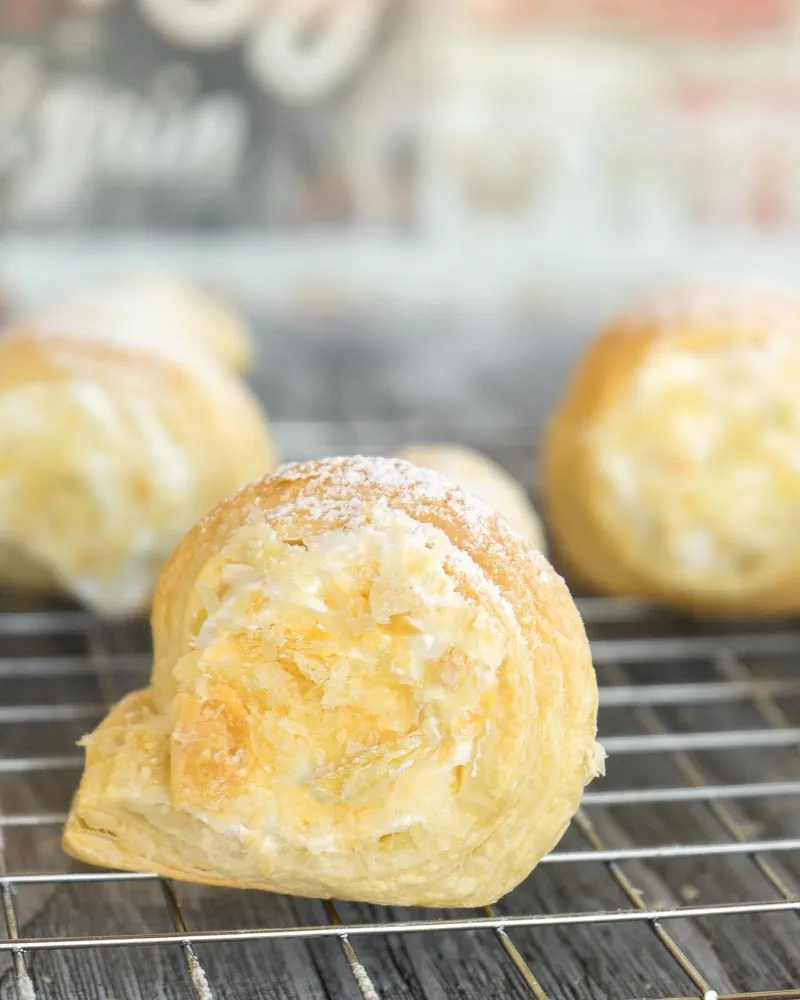 Слоеные трубочки с белковым кремом